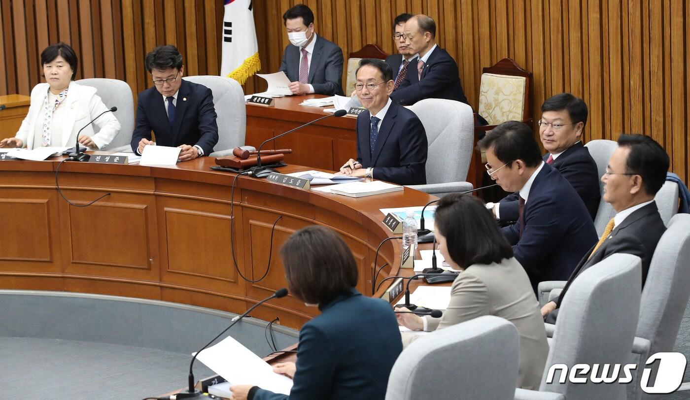 김도읍 인사청문특위 위원장이 28일 오전 서울 여의도 국회에서 열린 조희대 대법원장 임명동의에 관한 인사청문특별위원회 전체회의를 주재하고 있다. 2023.11.28/뉴스1 ⓒ News1 임세영 기자