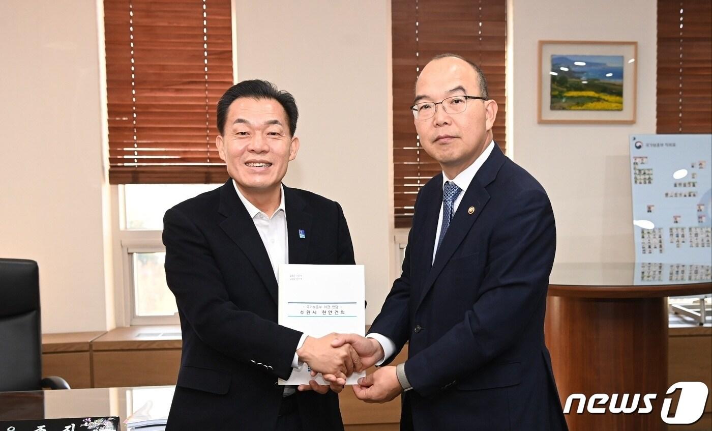 이재준 수원시장&#40;왼쪽&#41;이 윤종진 국가보훈부 차관에게 건의문을 전달하고 있다.&#40;수원시 제공&#41;