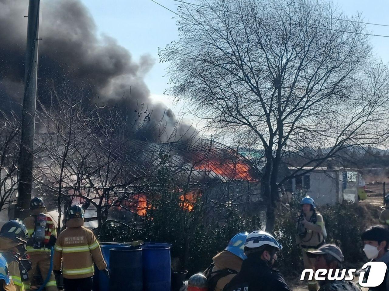 28일 낮 12시33분께 부천시 대장동의 농작물 보관 비닐하우스에서 화재가 발생해 소방대원들이 화재를 진압하고 있다.&#40;부천소방서 제공&#41;2023.11.28/뉴스1 ⓒ News1 박소영 기자