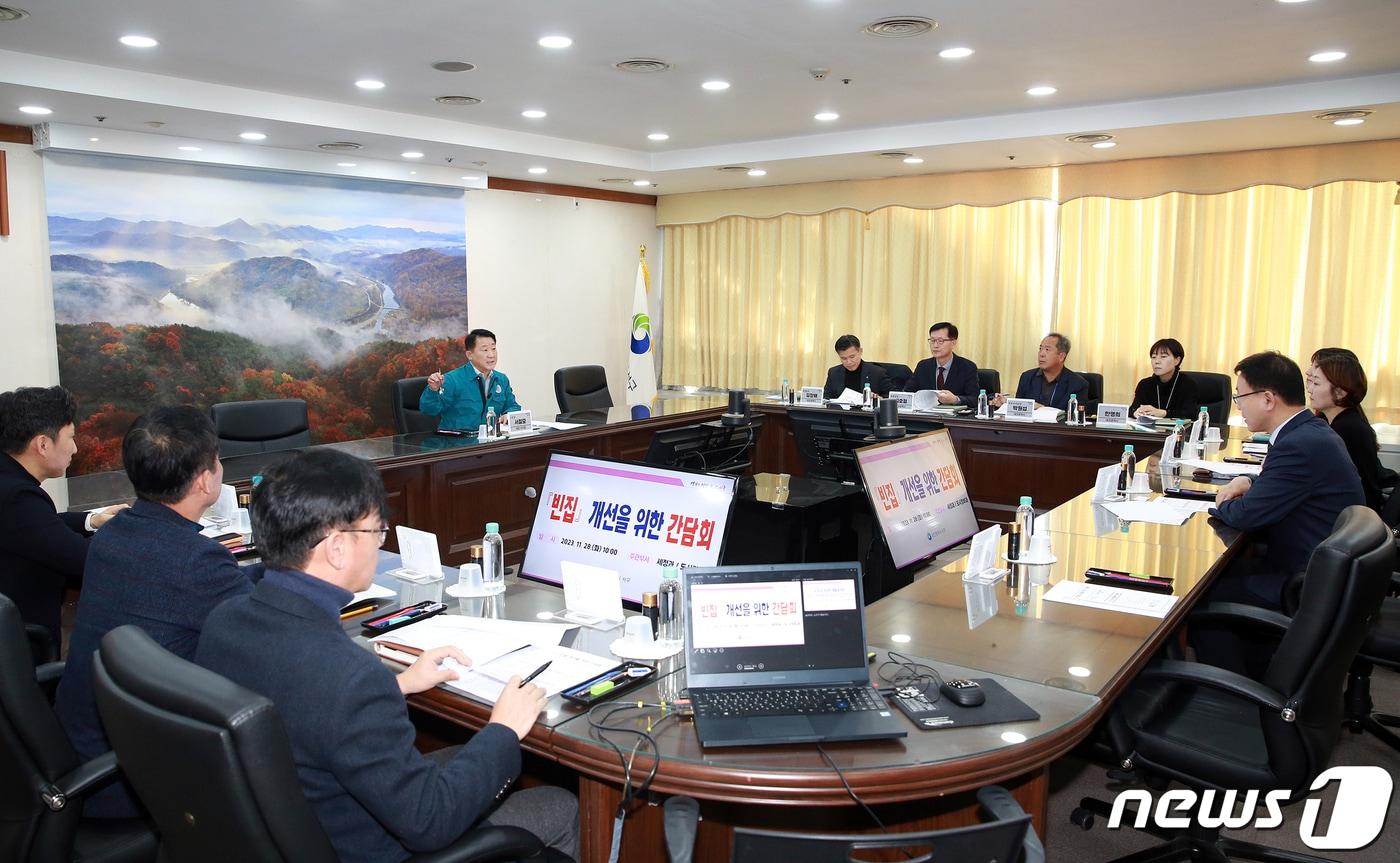 28일 대전 서구청에서 행정안전부·대전시·서구 관계자들이 빈집 문제 개선을 위한 간담회를 갖고 있다. &#40;서구 제공&#41; /뉴스1