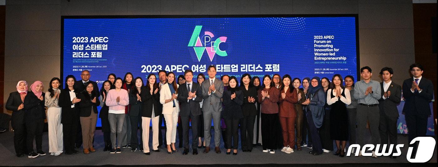 28일 열린 &#39;2023 APEC 여성 스타트업 리더스 포럼&#39; 관계자들이 단체사진을 촬영하고 있다.&#40;중소벤처기업진흥공단 제공&#41;