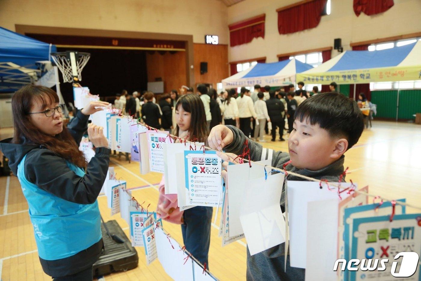 28일 당진 송산초등학교에서 교육복지 우선지원 사업의 일환으로 진행된 행복키움 교육 ‘공감’ 모습. &#40;현대제철 제공&#41;/뉴스1