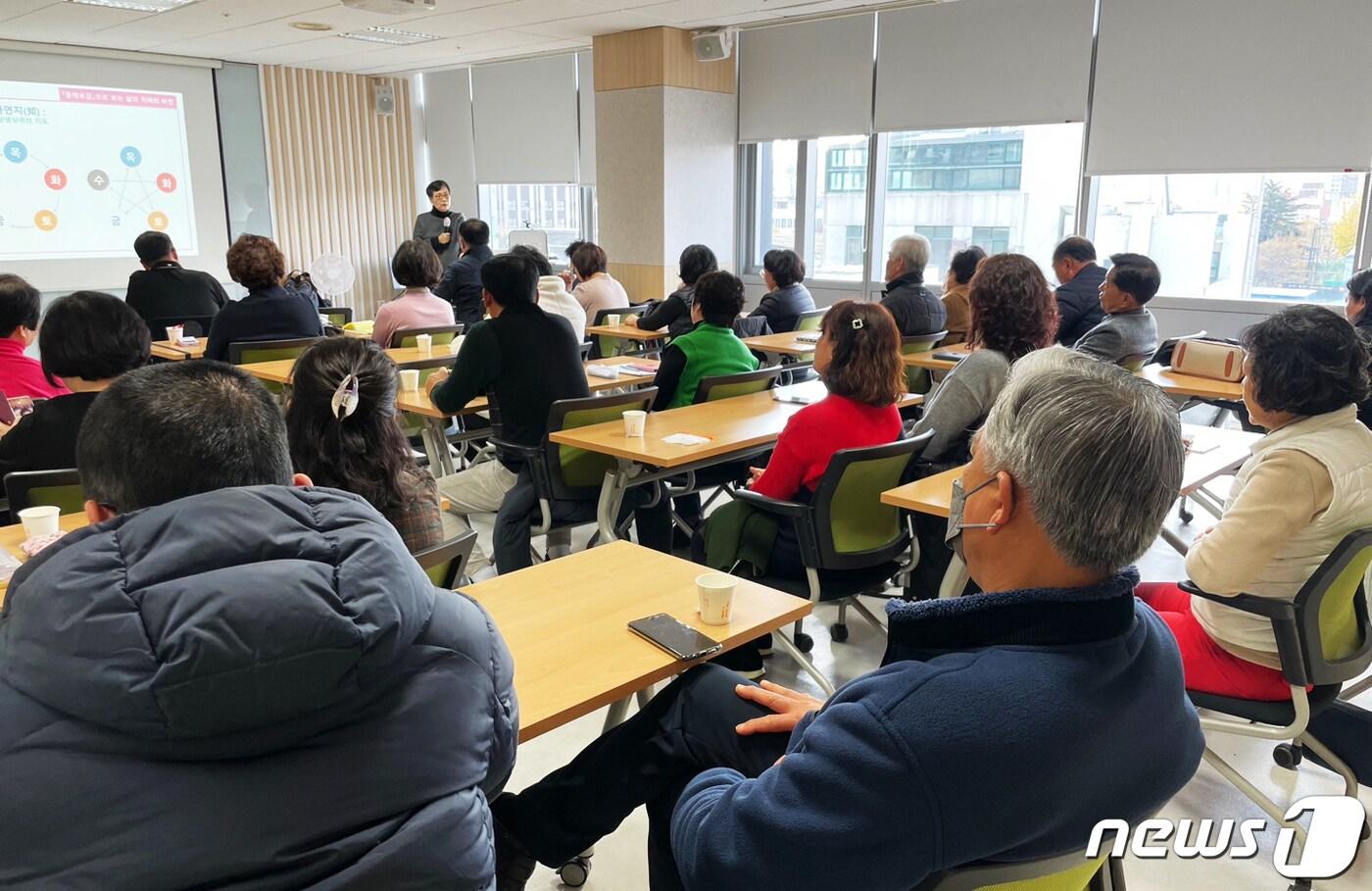 28일 노사발전재단 광주중장년내일센터 청춘문화공간에서 고미숙 작가 특별강연이 열리고 있다.&#40;광주중장년내일센터 제공&#41;2023.11.28/뉴스1