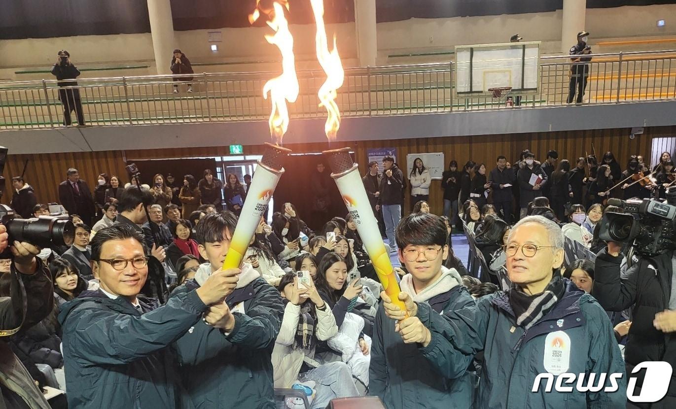 유인촌 문화체육관광부 장관이 지난달 28일 오후 강원 원주시 육민관고등학교에서 열린 2024 강원 동계청소년올림픽대회 성화투어 행사에서 김재열 국제올림픽위원회&#40;IOC&#41; 위원 등과 함께 채화한 성화를 들고 있다. 2023.11.28/뉴스1 ⓒ News1 신관호 기자