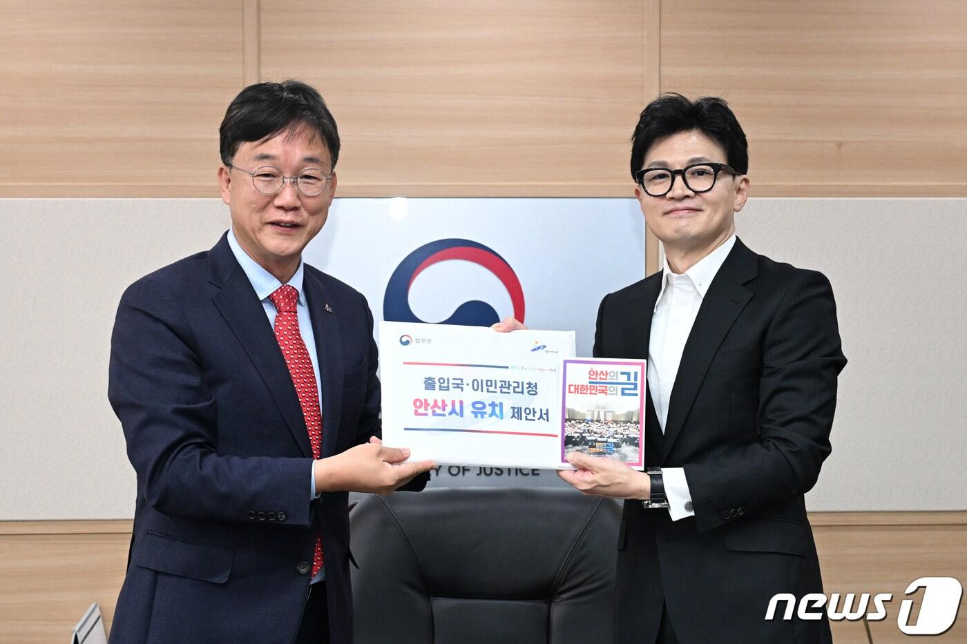 이민근 안산시장&#40;왼쪽&#41;과 한동훈 법무부장관.&#40;안산시 제공&#41;