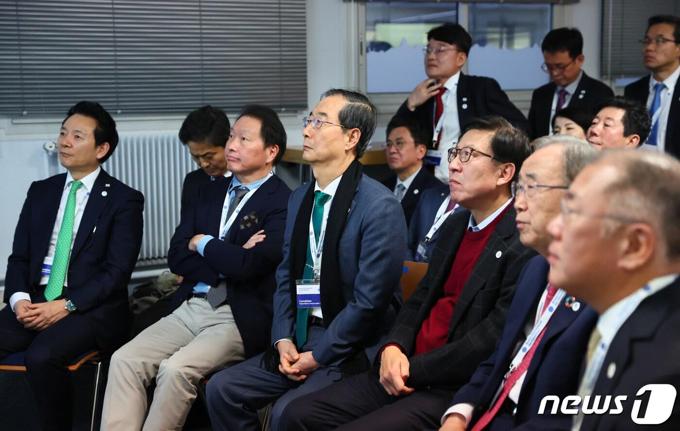 정의선 현대차그룹 회장&#40;오른쪽부터&#41;, 반기문 전 유엔 사무총장, 박형준 부산시장, 한덕수 국무총리, 최태원 대한상의 회장, 장성민 대통령실 미래전략기획관 등 참석한 대표단이 28일 오후&#40;현지시간&#41; 국제박람회기구&#40;BIE&#41; 제173차 총회가 열리고 있는 프랑스 파리 남부 외곽의 ‘르 팔레 데 콩크레 디시&#40;Le Palais des Congr&eacute;s d’Issy&#41;’에서 2030 세계 엑스포 개최지 선정 투표 결과 부산이 탈락하자 아쉬운 표정을 짓고 있다. &#40;국무총리실 제공&#41; 2023.11.29/뉴스1 ⓒ News1 이준성 기자