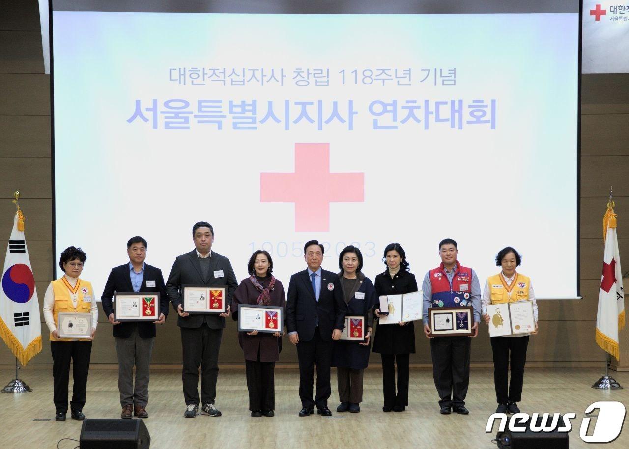 손영섭 비비안 대표&#40;왼쪽에서 두번째&#41;가 회원유공장 수상자들과 함께 지난 28일 대한적십자사 서울지사 나눔홀에서 시상식을 갖고 기념촬영을 하고 있다.&#40;비비안제공&#41;