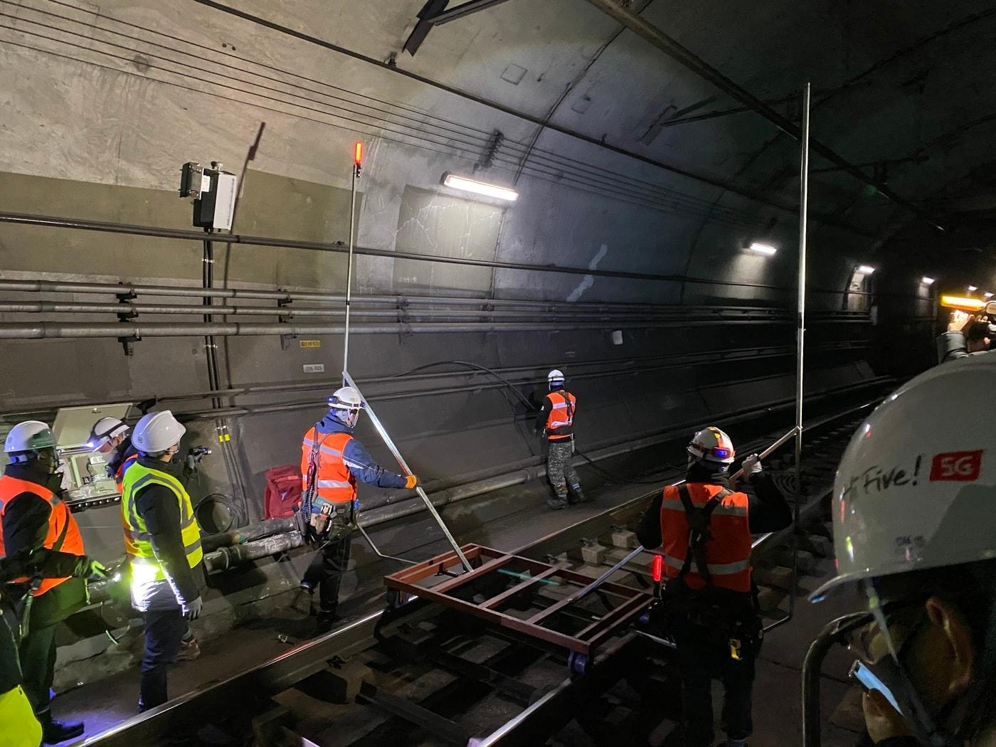 지난해 2월16일 5G 28㎓ 지하철 와이파이 장비와 객차 충돌을 방지하기 위해 작업자들이 건축한계측정을 하고 있다. 2022.2.16/뉴스1 ⓒ News1 이기범 기자