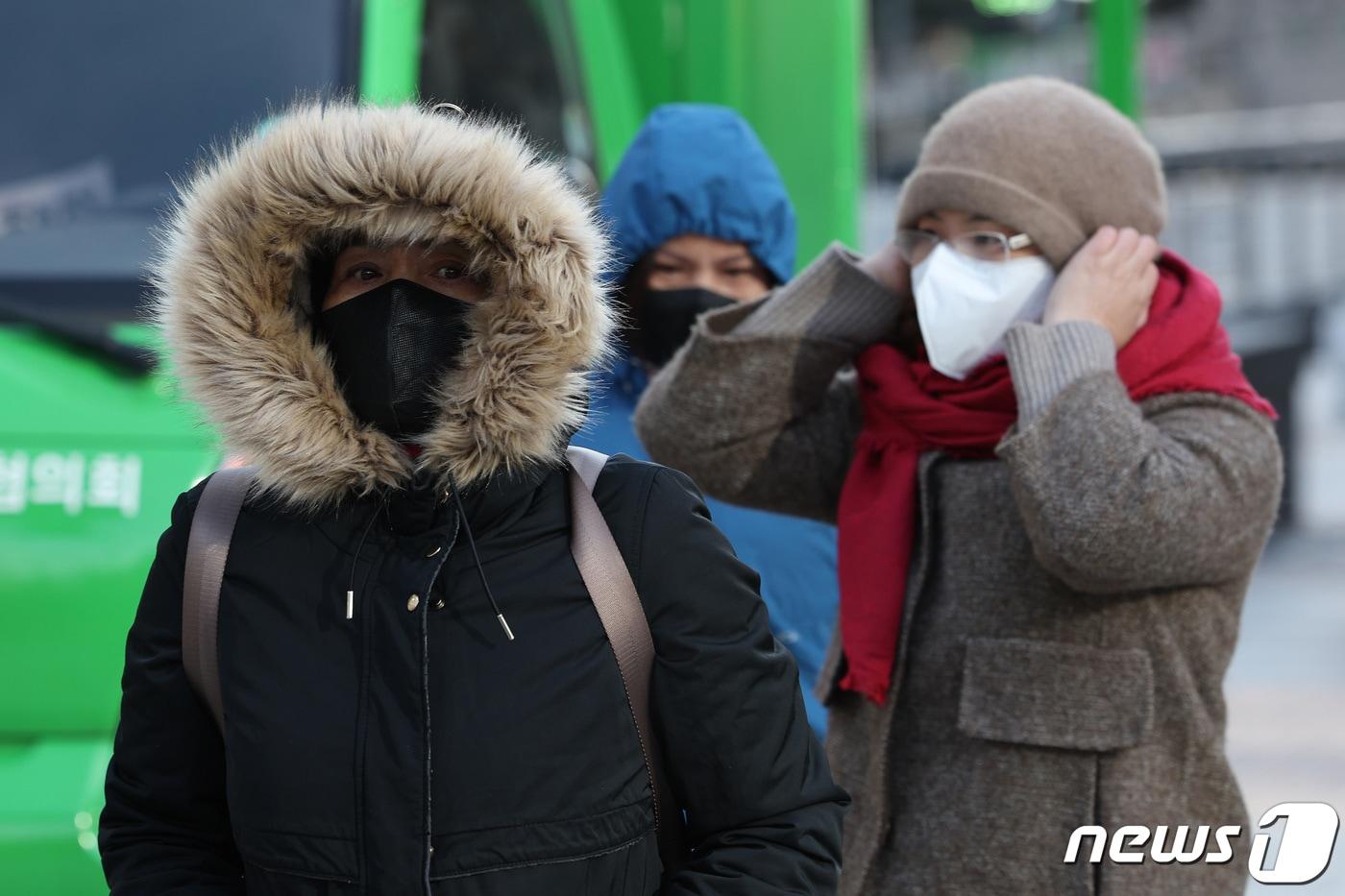 아침 최저기온이 영하로 떨어진 29일 서울 청계광장에서 두꺼운 옷을 입은 외국인 관광객들이 산책하고 있다. 2023.11.29/뉴스1 ⓒ News1 신웅수 기자