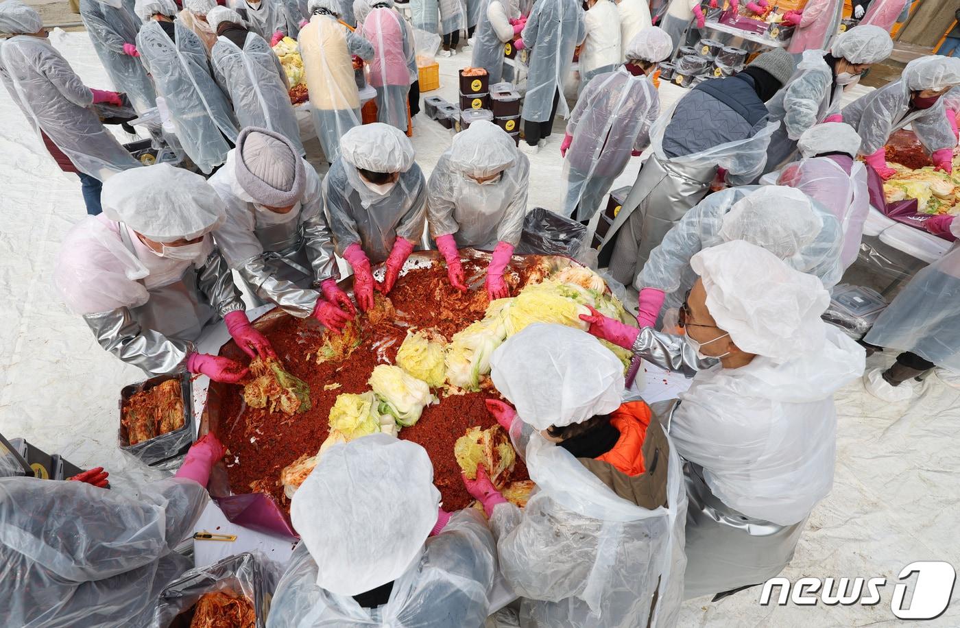 서울 종로구 조계사 대웅전 앞마당에서 열린 이웃과 함께 따뜻한 조계사 김장 나눔전에서 신도들이 김장을 하고 있다. 2023.11.29/뉴스1 ⓒ News1 김민지 기자