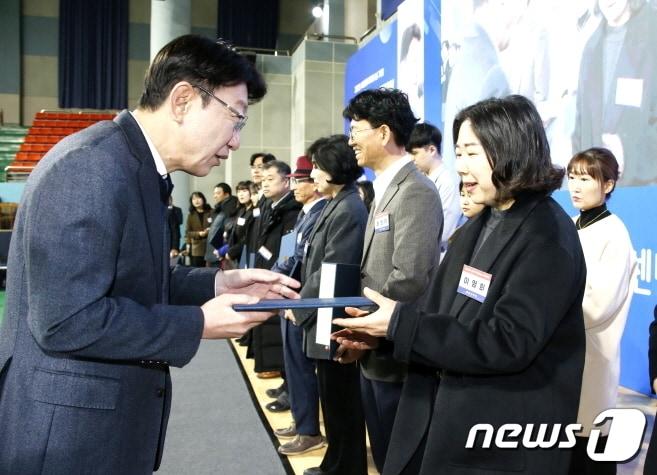 29일 전주 화산체육관에서 열린 ‘제19회 전주시자원봉사자 대회’에서 우범기 전북 전주시장이 자원봉사자들에게 표창장을 수여하고 있다.&#40;전주시 제공&#41;/뉴스1