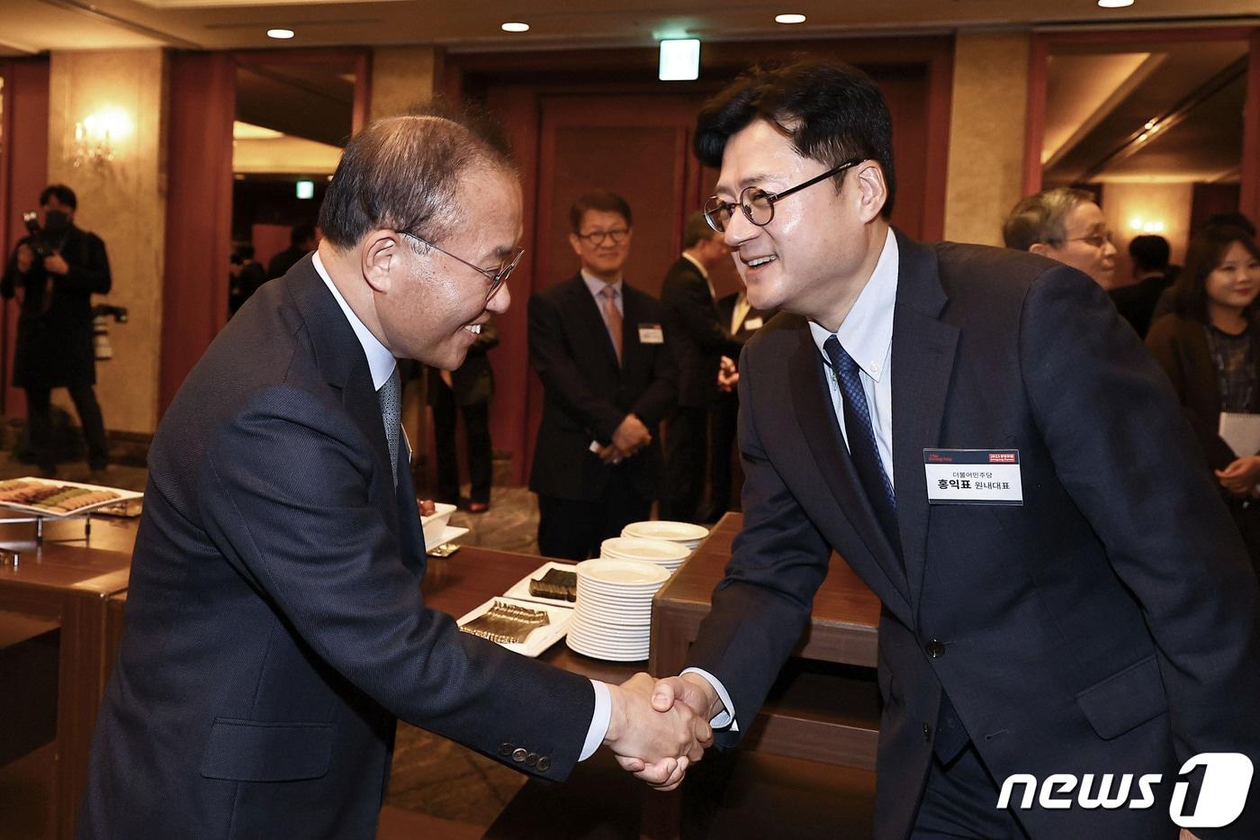 윤재옥 국민의힘 원내대표&#40;왼쪽&#41;와 홍익표 더불어민주당 원내대표가 29일 오전 서울 소공동 롯데호텔에서 열린 &#39;2023 중앙포럼&#39;에서 만나 인사하고 있다. 2023.11.29/뉴스1 ⓒ News1 국회사진취재단