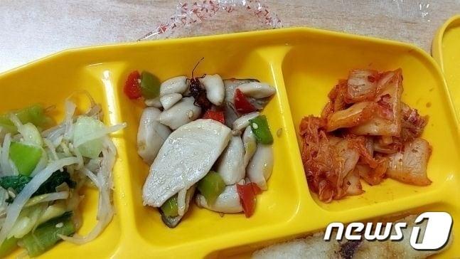 지난 23일 창원 A고등학교 저녁 급식으로 나온 도시락에서 발견된 벌레 사체.&#40;인터넷 커뮤니티 갈무리.&#41;