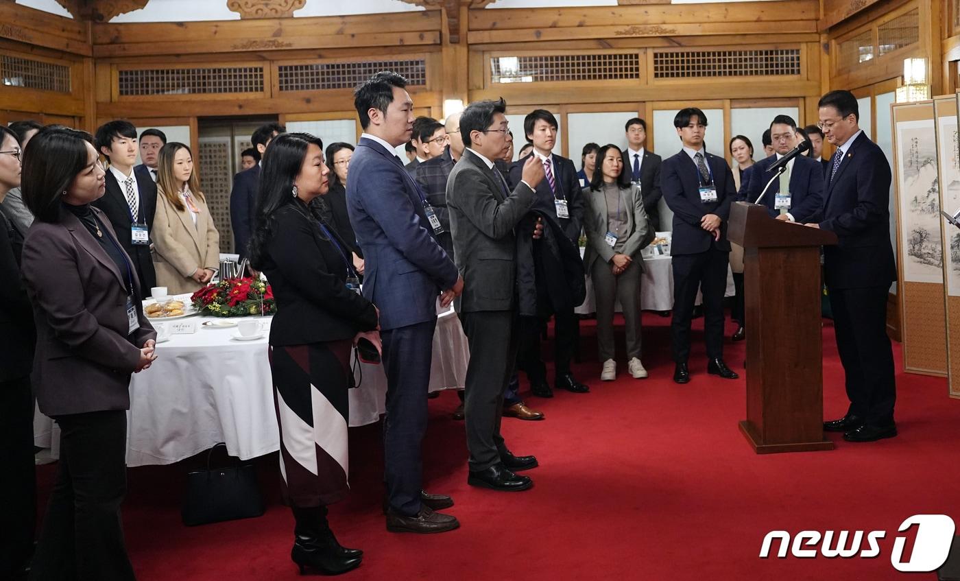 방기선 국무조정실장이 29일 오전 서울 종로구 국무총리공관에서 2023 세계한인차세대대회에 참석하기 위해 한국을 방문중인 20개국 89명의 한인차세대 동포들과 간담회를 갖고 있다. &#40;국무총리실 제공&#41; 2023.11.29/뉴스1 ⓒ News1 김명섭 기자