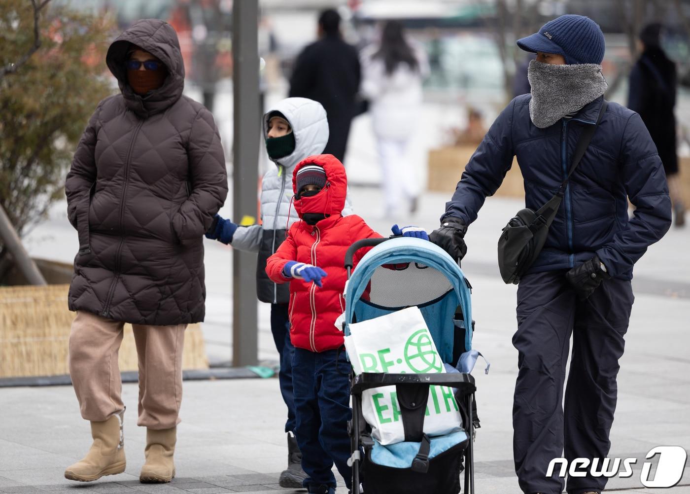 초겨울 추위가 찾아온 29일 오후 서울 종로구 광화문광장에서 외국인 관광객들이 길을 거닐고 있다. 2023.11.29/뉴스1 ⓒ News1 이재명 기자