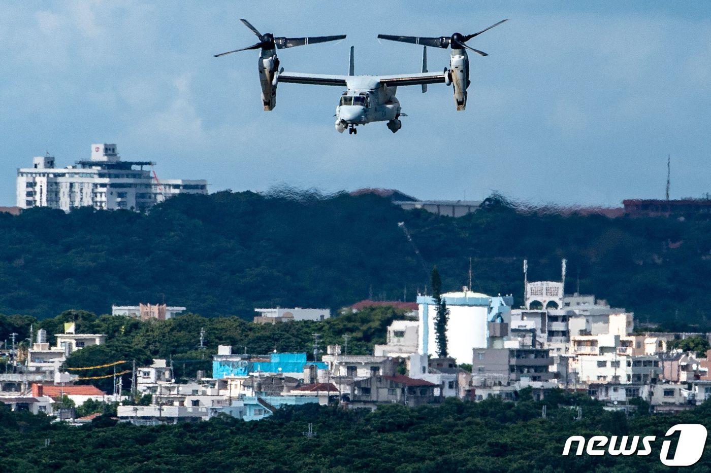 오키나와현 기노완시 중심부에 위치한 후텐마 미 공군기지서 오스프리 항공기 한 대가 비행하고 있다. 2022.08.23/ ⓒ AFP=뉴스1 ⓒ News1 권진영 기자