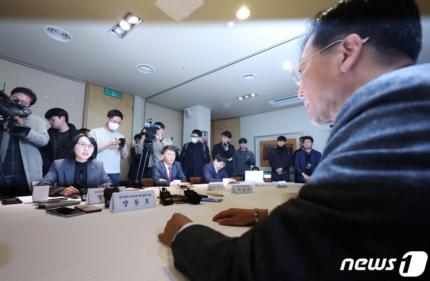 정경실 보건복지부 보건의료정책관이 29일 오후 서울 중구 컨퍼런스하우스 달개비에서 열린 의과대학 정원 확대 방안 논의를 위한 제19차 의료현안협의체 회의에서 모두 발언을 하고 있다. 오른쪽은 대한의사협회 측 협상 단장인 양동호 광주시의사회 대의원회 의장. 2023.11.29/뉴스1 ⓒ News1 김민지 기자