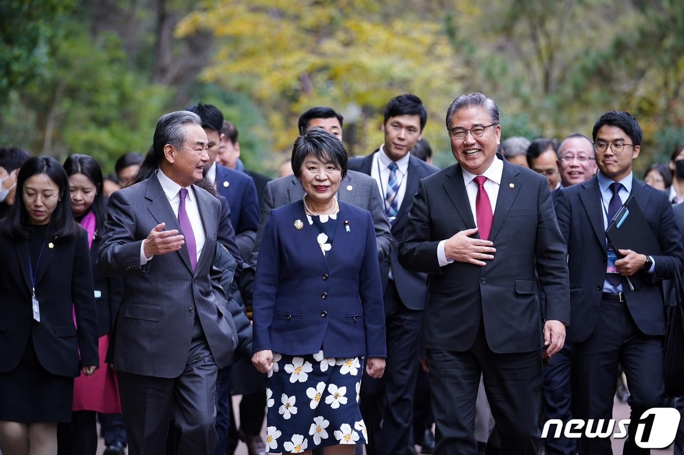 한일중 외교장관. 왼쪽부터 왕이 중국 외교부장, 가미카와 요코 일본 외무상, 박진 외교부 장관. &#40;외교부 제공&#41;