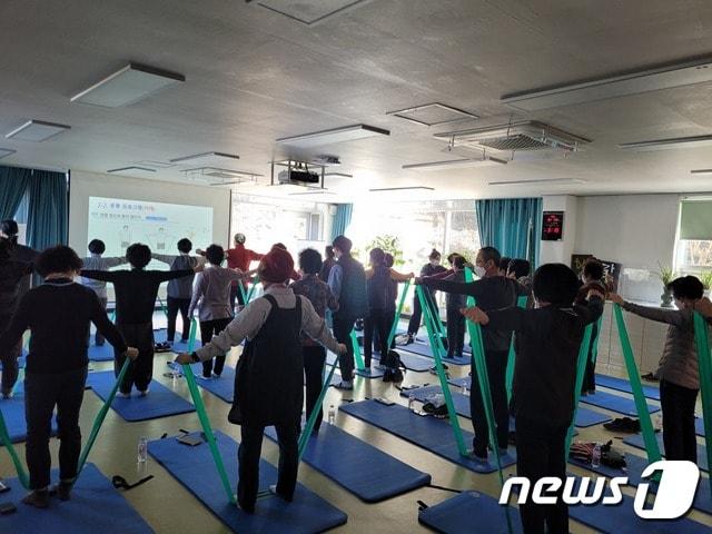 경남 남해 서호마을 주민들이 마을회관에서 밴드를 이용해 근력운동을 하고 있다. &#40;질병청 제공&#41;