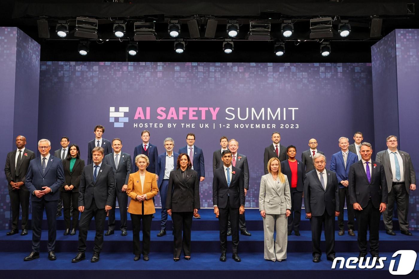 지난해 열린 제1회 &#39;AI 안전 정상회의&#40;AI Safety Summit 2023&#41;&#39; 참석을 위해 영국 버킹엄셔주 블레츨리 파크에 세계 각국의 정상들이 모여 포즈를 취하는 모습ⓒ 로이터=뉴스1 ⓒ News1 