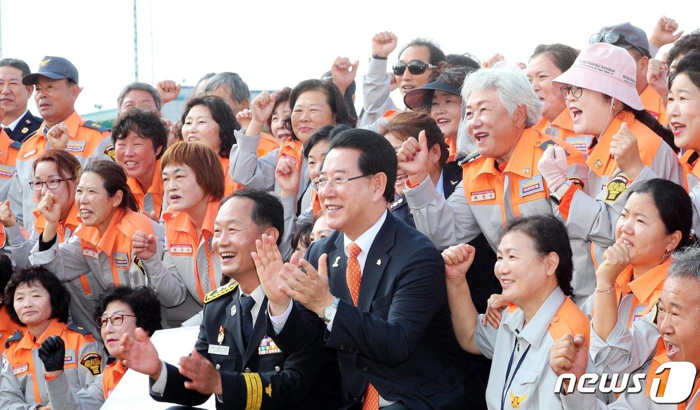 김영록 전라남도지사가 3일 오전 무안종합스포츠파크에서 열린 제40회 전라남도 의용소방대 기술경연대회에서 시ㆍ군 의용소방대원들을 격려하고 있다.&#40;전남도 제공&#41; 2023.11.3/뉴스1