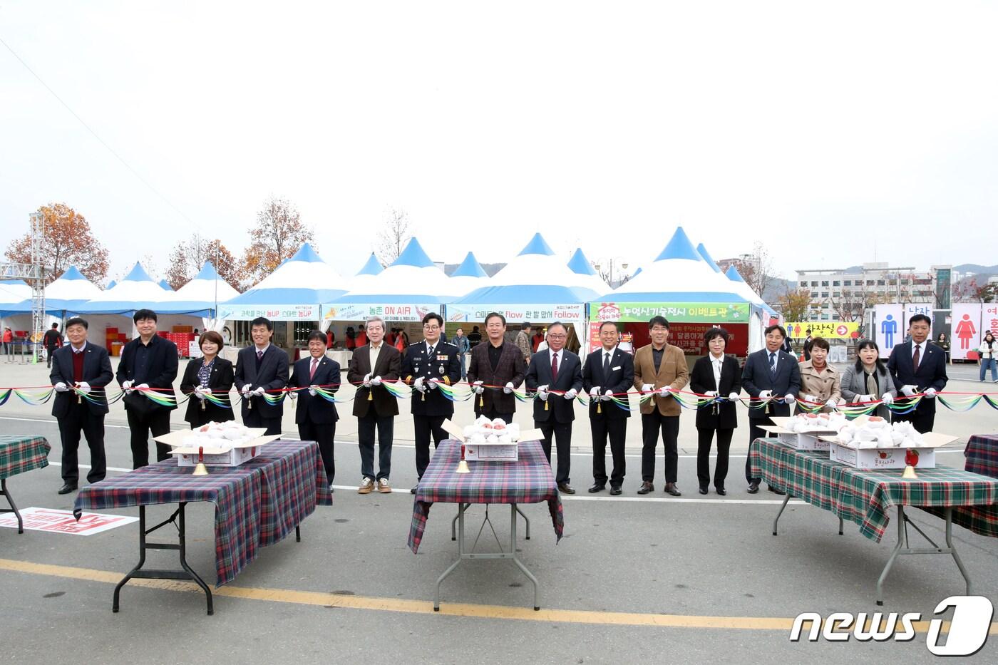 강원 홍천사과축제가 3일 오전 도시산림공원 토리숲에서 개막했다. 이번 축제는 오는 5일까지 사흘간 이어진다.&#40;홍천군 제공&#41; 2023.11.3/뉴스1