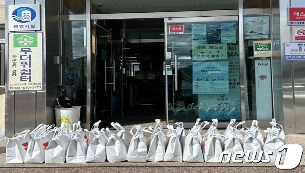 한 익명의 독지가가 보은 마로면행정복지센터에 놓고 간 소고기 꾸러미. &#40;보은군 제공&#41; /뉴스1 