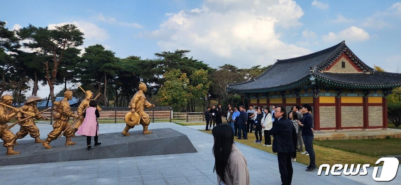 전북기자협회와 정읍시, 동학농민혁명기념재단, 한국언론진흥재단 광주지사가 공동 주최한 &#39;동학농민혁명 숨결 찾기&#39; 연수가 3일 전북 정읍시 동학농민혁명 유적지에서 개최됐다.2023.11.3&#40;전북기자협회 제공&#41;/뉴스1