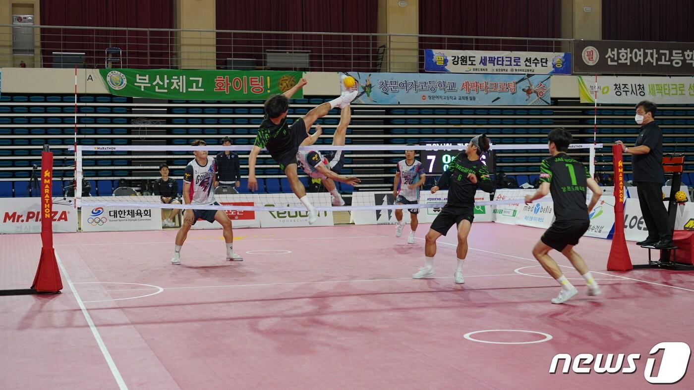 지난해 고성에서 열린 제33회 회장기 세팍타크로 대회 경기 모습.&#40;대한세팍타크로협회 제공&#41;