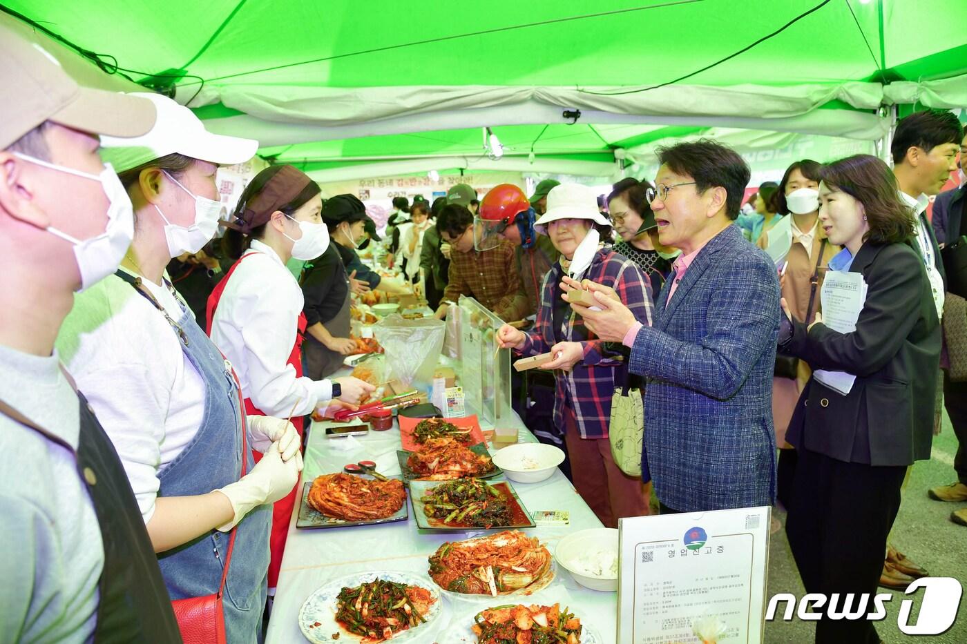 강기정 광주시장이 3일 오전 서구 상무시민공원에서 열린 &#39;제30회 광주김치축제 개막식&#39;에 참석해 &#39;우리동네 김반장을 찾아라&#39; 부스를 돌며 김치 맛을 보고 있다.&#40;광주시 제공&#41;2023.11.3/뉴스1 