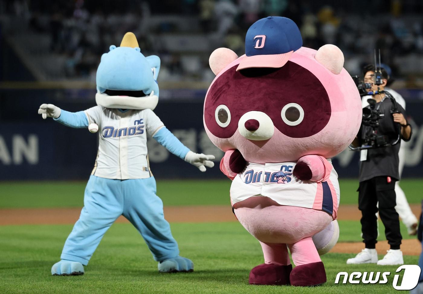 3일 오후 경남 창원시 마산회원구 양덕동 창원NC파크에서 열린 프로야구 &#39;2023 신한은행 SOL KBO 포스트시즌&#39; 플레이오프 4차전 kt 위즈와 NC 다이노스의 경기를 앞두고 엔씨소프트 게임 캐릭터인 도구리가 시구를 하고 있다. 2023.11.3/뉴스1 ⓒ News1 김진환 기자