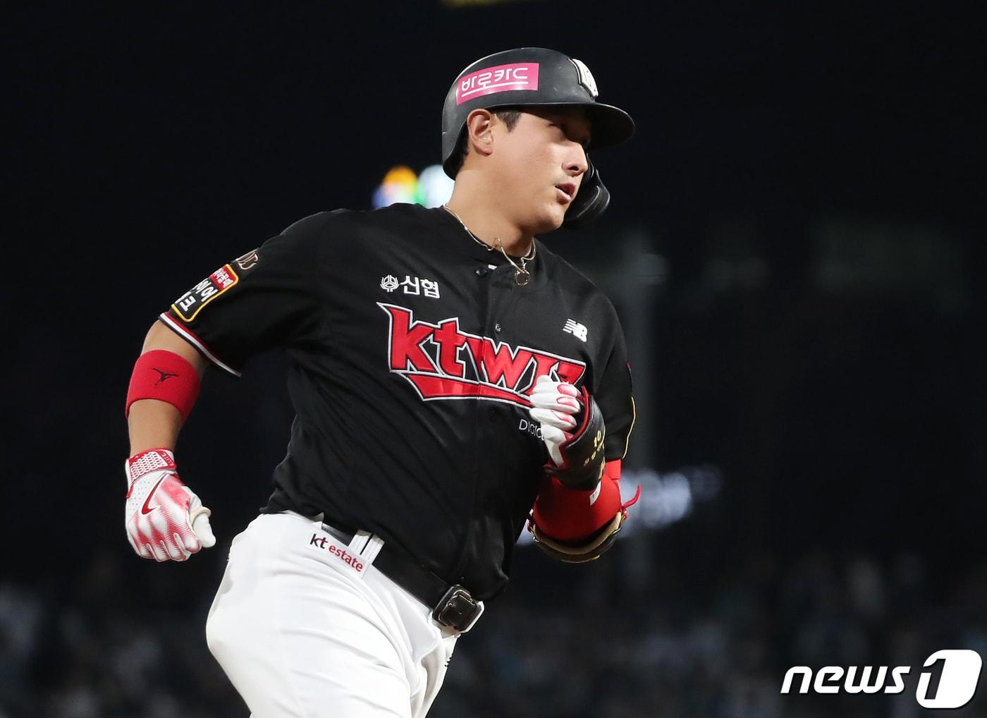 3일 오후 경남 창원시 마산회원구 창원NC파크에서 열린 프로야구 &#39;2023 신한은행 SOL KBO 포스트시즌&#39; 플레이오프 4차전 kt 위즈와 NC 다이노스의 경기 4회초 kt 황재균이 솔로 홈런을 친 후 그라운드를 돌고 있다. 2023.11.3/뉴스1 ⓒ News1 윤일지 기자