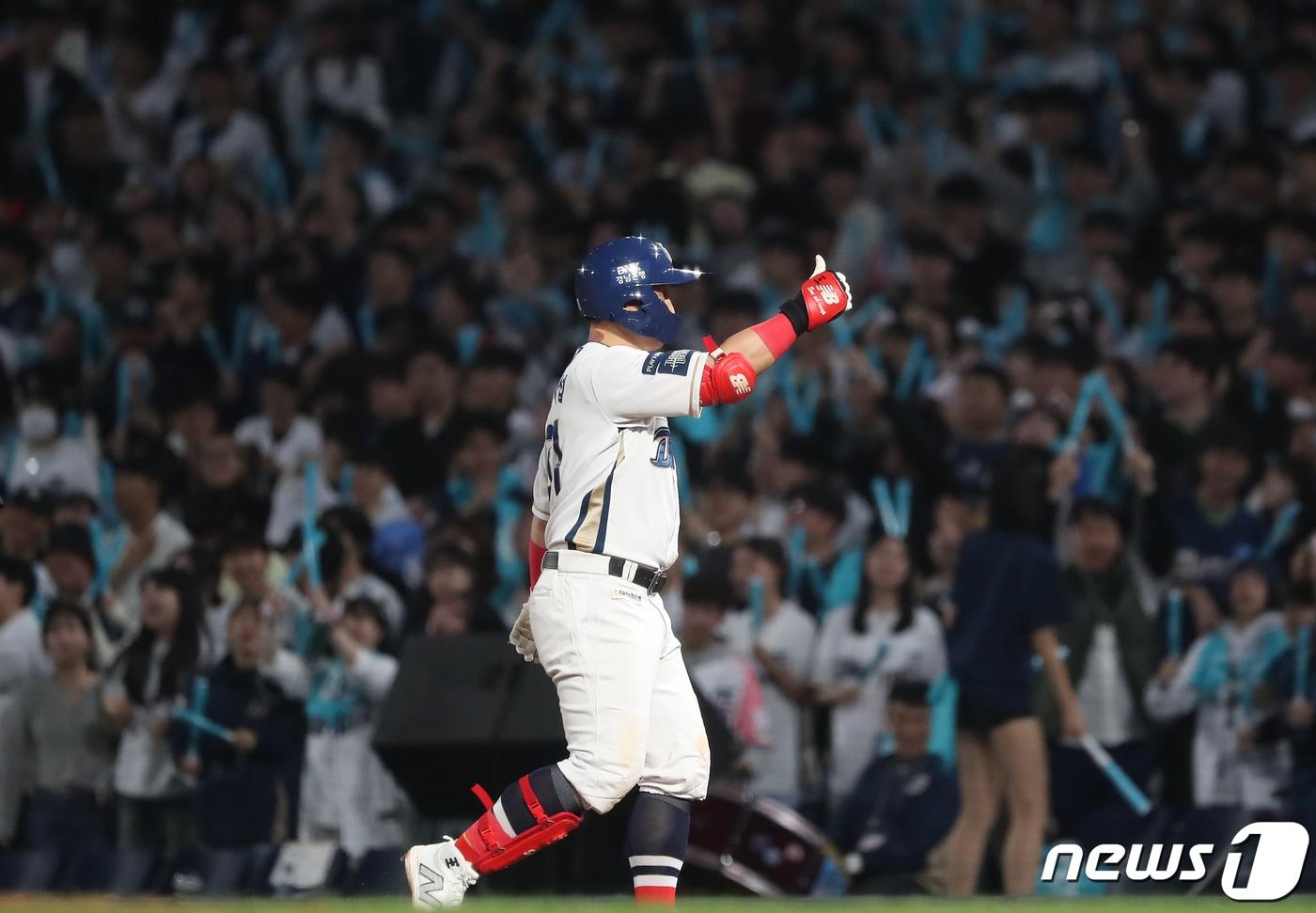 3일 오후 경남 창원시 마산회원구 창원NC파크에서 열린 프로야구 &#39;2023 신한은행 SOL KBO 포스트시즌&#39; 플레이오프 4차전 kt 위즈와 NC 다이노스의 경기 6회말 2사 NC 손아섭이 안타를 친 후 엄지를 치켜세우고 있다. 2023.11.3/뉴스1 ⓒ News1 윤일지 기자