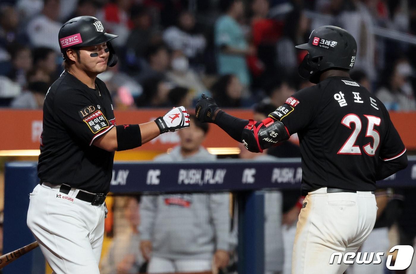 3일 오후 경남 창원시 마산회원구 양덕동 창원NC파크에서 열린 프로야구 &#39;2023 신한은행 SOL KBO 포스트시즌&#39; 플레이오프 4차전 kt 위즈와 NC 다이노스의 경기, kt 알포드가 8회초 선두타자로 나와 솔로홈런을 친 뒤 박병호의 축하를 받고 있다. 2023.11.3/뉴스1 ⓒ News1 김진환 기자