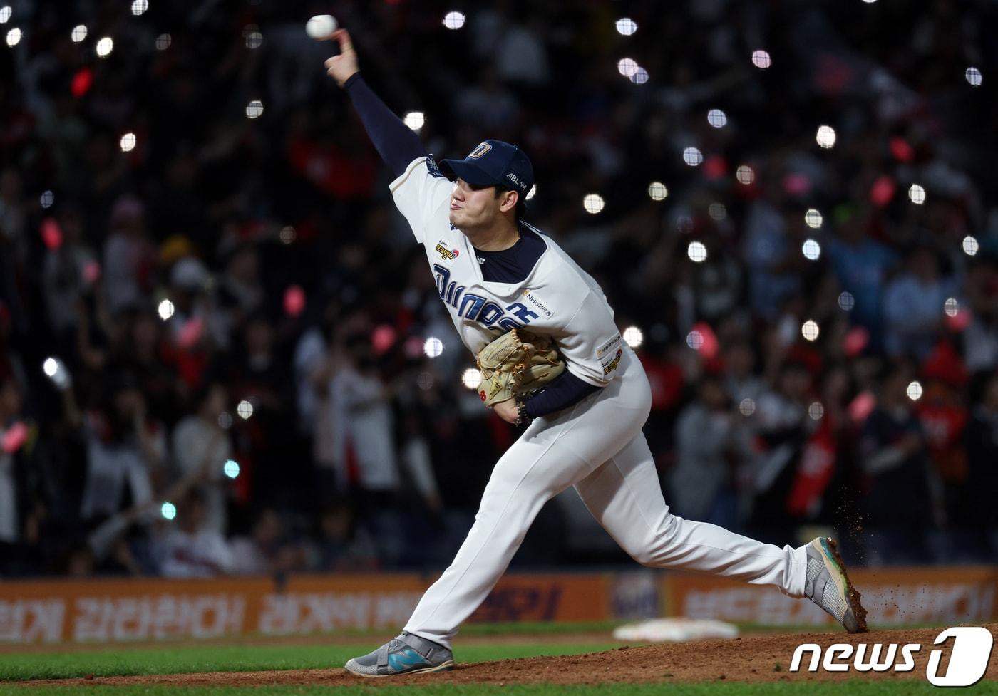 3일 오후 경남 창원시 마산회원구 양덕동 창원NC파크에서 열린 프로야구 &#39;2023 신한은행 SOL KBO 포스트시즌&#39; 플레이오프 4차전 NC 다이노스와 kt 위즈의 경기 9회초 마운드에 오른 김시훈이 역투하고 있다. 2023.11.3/뉴스1 ⓒ News1 박정호 기자