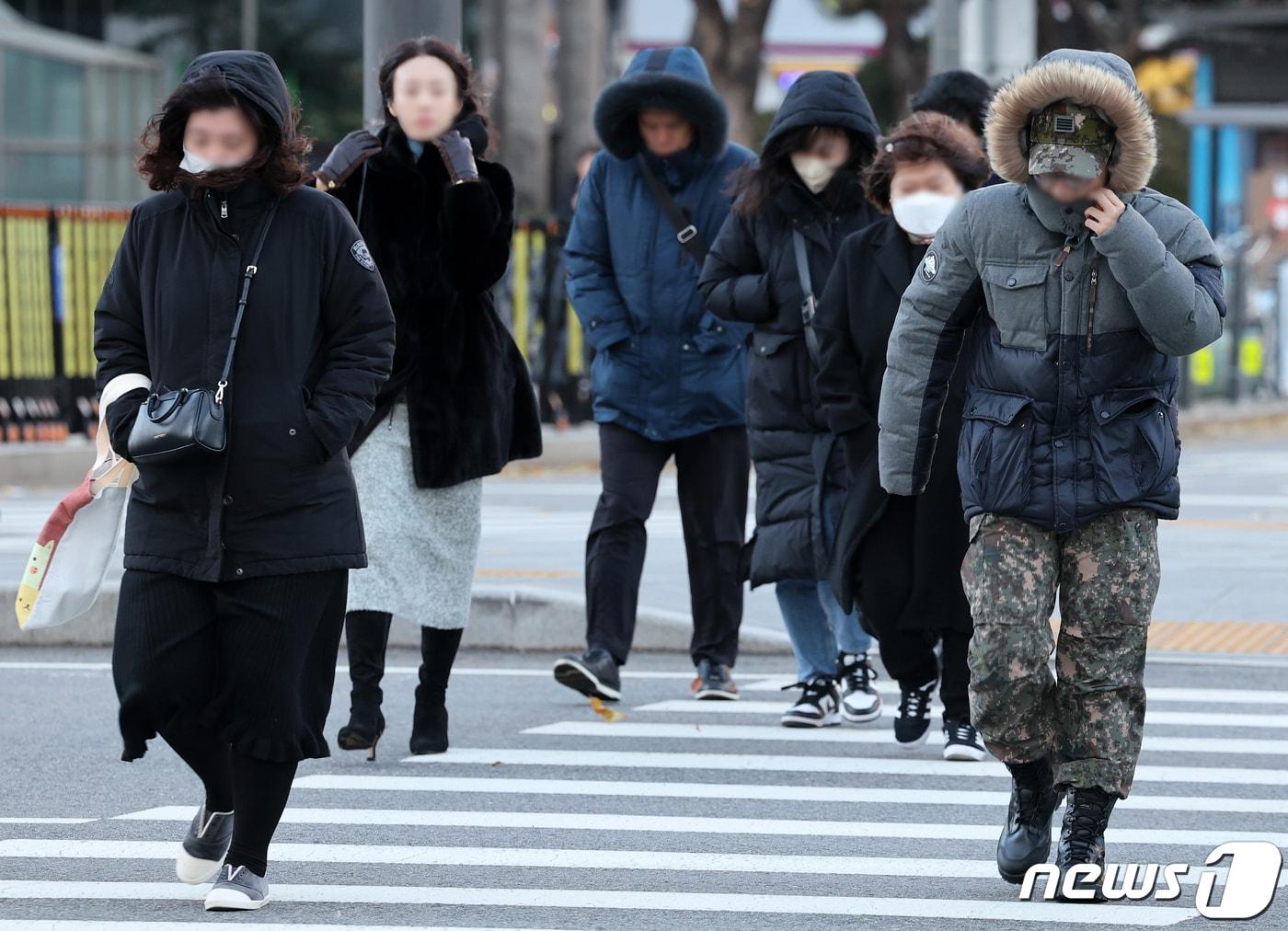 지난달 30일 전국 대부분 지역의 아침 기온이 영하권으로 떨어지면서 시민들이 방한용품을 입고 출근하고 있다. 2023.11.30/뉴스1 ⓒ News1 김진환 기자