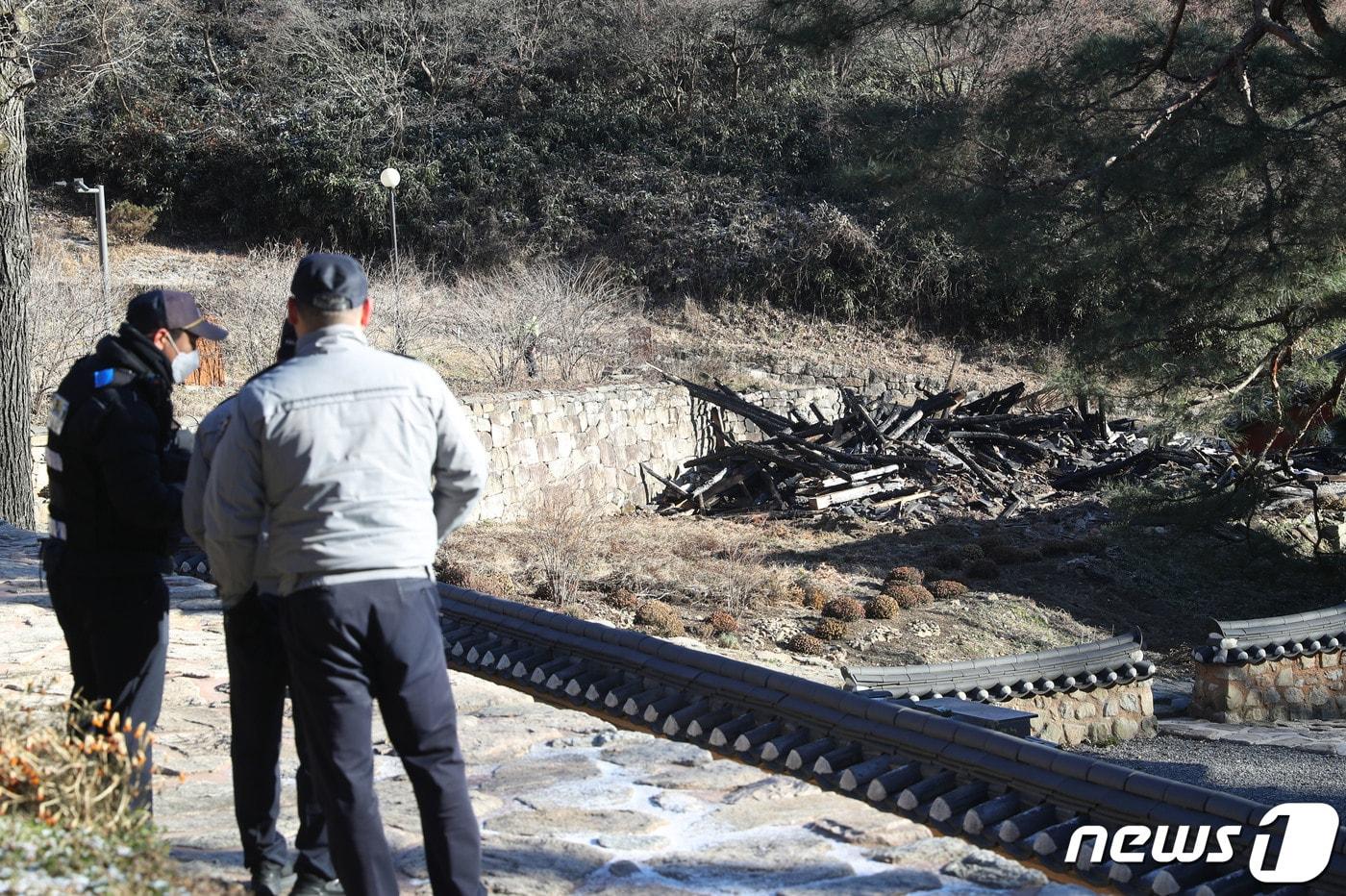 30일 오전 경기 안성시 죽산면 칠장사 요사채가 전날 발생한 화재로 불에 타 잔해들만 남아있다. 경기남부청 과학수사대는 안성경찰서, 소방, 국립과학수사연구원과 함께 이날 오전 화재현장에 대한 합동감식을 진행할 예정이다. 2023.11.30/뉴스1 ⓒ News1 김영운 기자