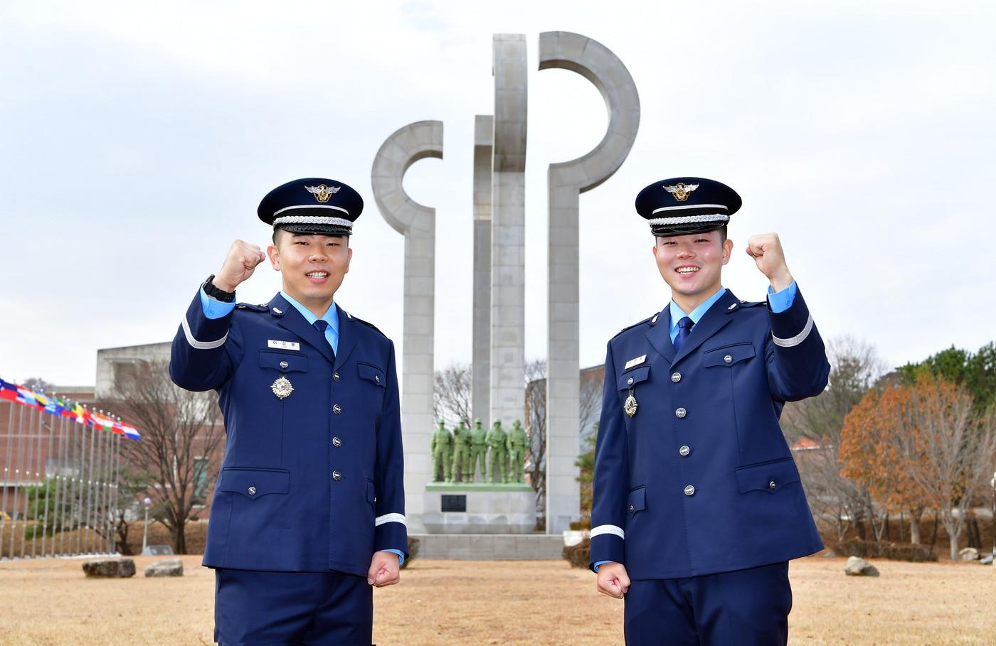 미국에서의 생활을 통해 습득한 경험과 언어능력을 국가와 군을 위해 활용하기 위해 공군 통역장교에 함께 지원한 이성용 소위&#40;왼쪽&#41;·이준용 소위&#40;오른쪽&#41; 형제.&#40;공군 제공&#41;