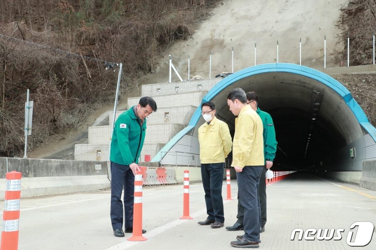 최재형 보은군수가 부분개통되는 청주∼보은 국도 19호선의 봉계터널 현장을 점검하고 있다. &#40;보은군 제공&#41;/뉴스1