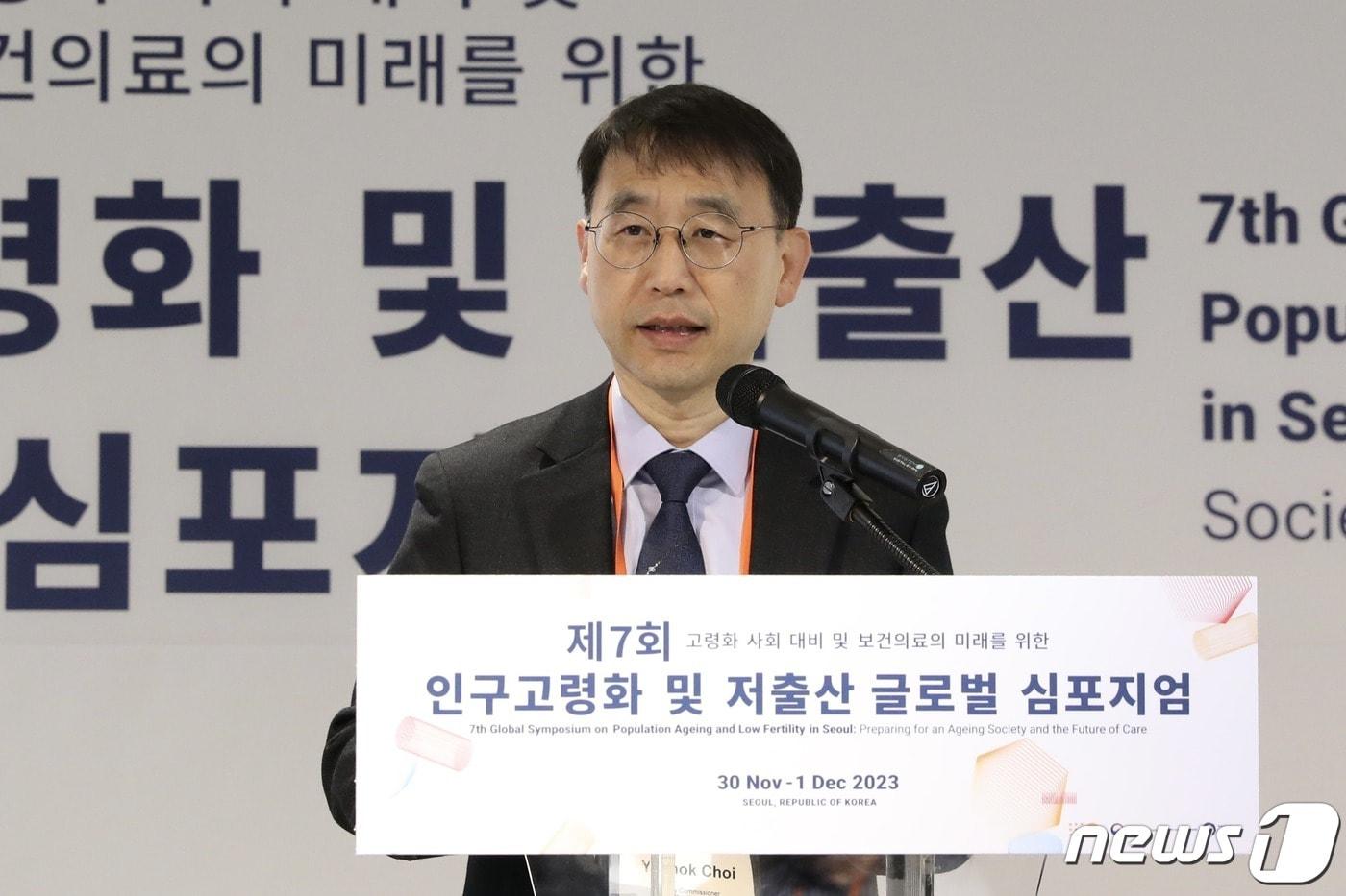 최연옥 통계청 차장이 30일부터 오는 1일까지 서울 한중일 3국 협력사무국&#40;TCS&#41; 컨퍼런스홀에서 열리는 &#39;제7회 인구고령화 및 저출산 글로벌 심포지엄&#39;에서 개회사를 하고 있다. &#40;통계청 제공&#41;