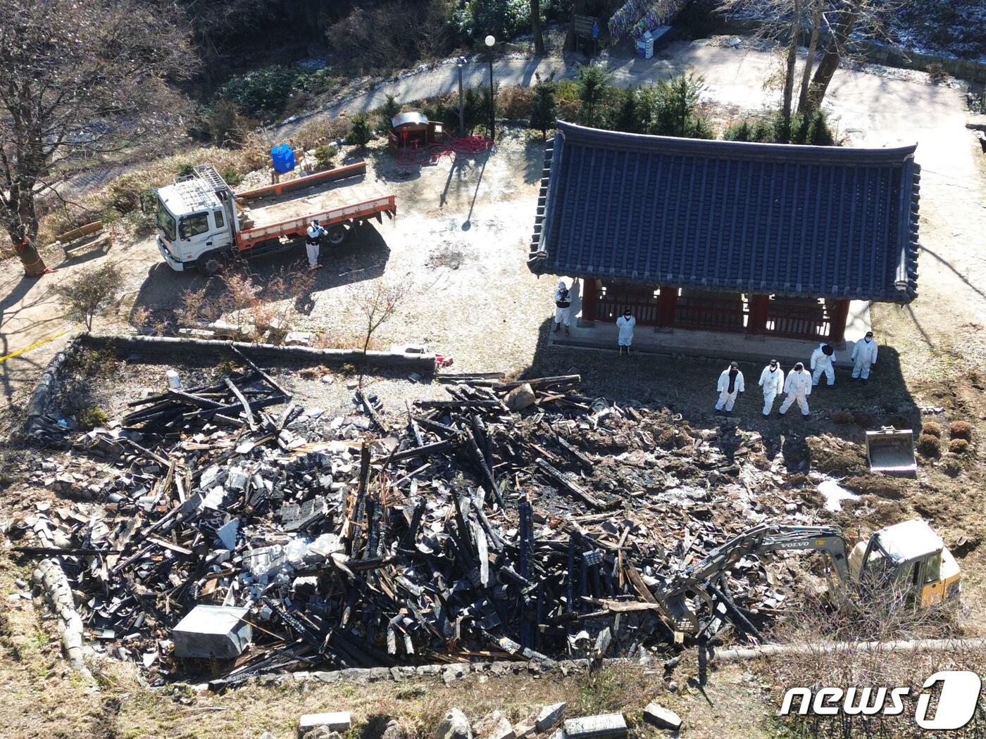 30일 오전 경기 안성시 죽산면 칠장사 요사채 화재현장에서 경찰 및 소방 관계자들이 합동감식을 진행하고 있다. &#40;공동취재&#41; 2023.11.30/뉴스1 ⓒ News1 김영운 기자