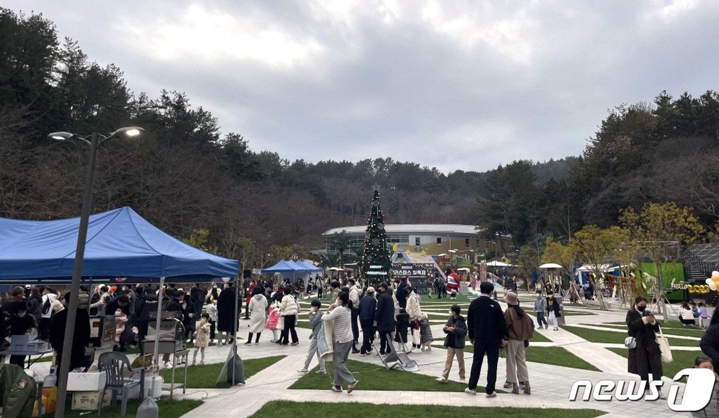 진양호공원 눈꽃축제 장면&#40;진주시 제공&#41;.