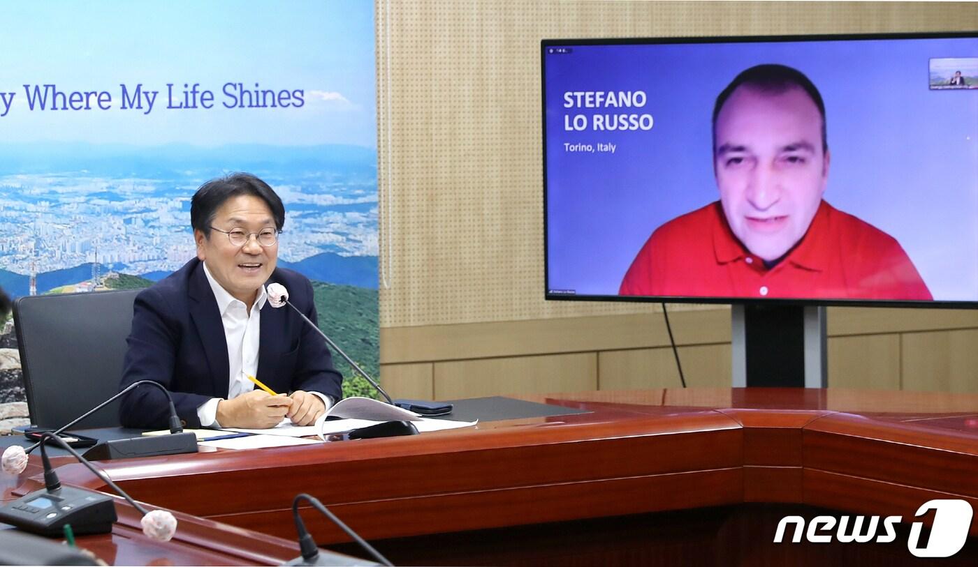 강기정 광주시장이 지난해 11월 30일 오후 시청 2층 영상회의실에서 스테파노 로 루쏘&#40;Stefano Lo Russo&#41; 이탈리아 토리노 시장과 화상회의를 하고 있다.&#40;광주시 제공&#41;2023.11.30/뉴스1