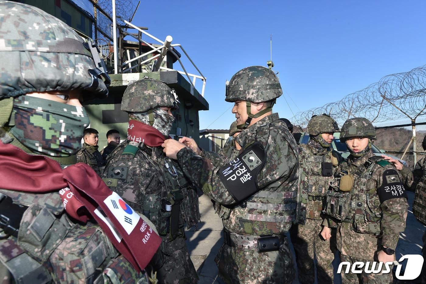 김명수 합참의장이 동부전선 최전방 GP를 찾아 장병들을 격려하고 있다. &#40;합동참모본부 제공&#41; 2023.11.30/뉴스1