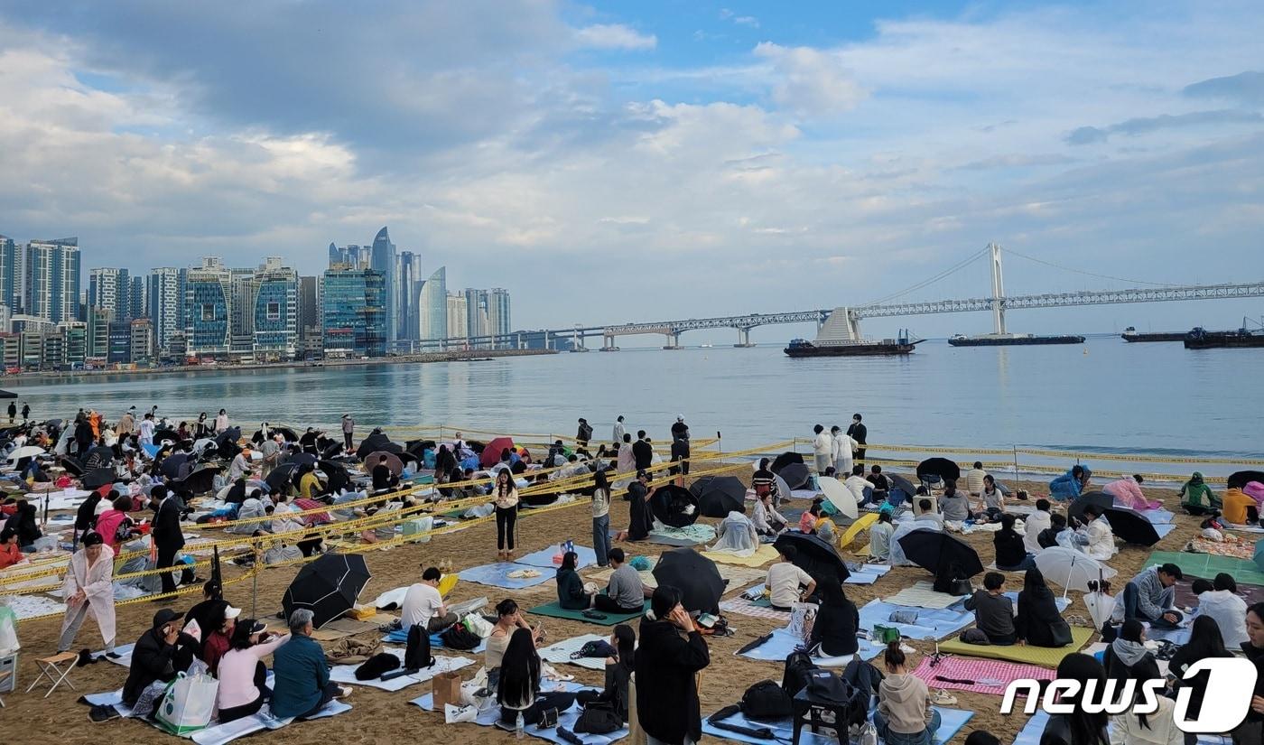 &#39;제18회 부산 불꽃축제&#39;가 열린 4일 광안리해수욕장 모래사장에 시민들이 모여 &#39;부산멀티불꽃쇼&#39;가 시작되길 기다리고 있다.2023.11.4/뉴스1 ⓒ News1 조아서 기자