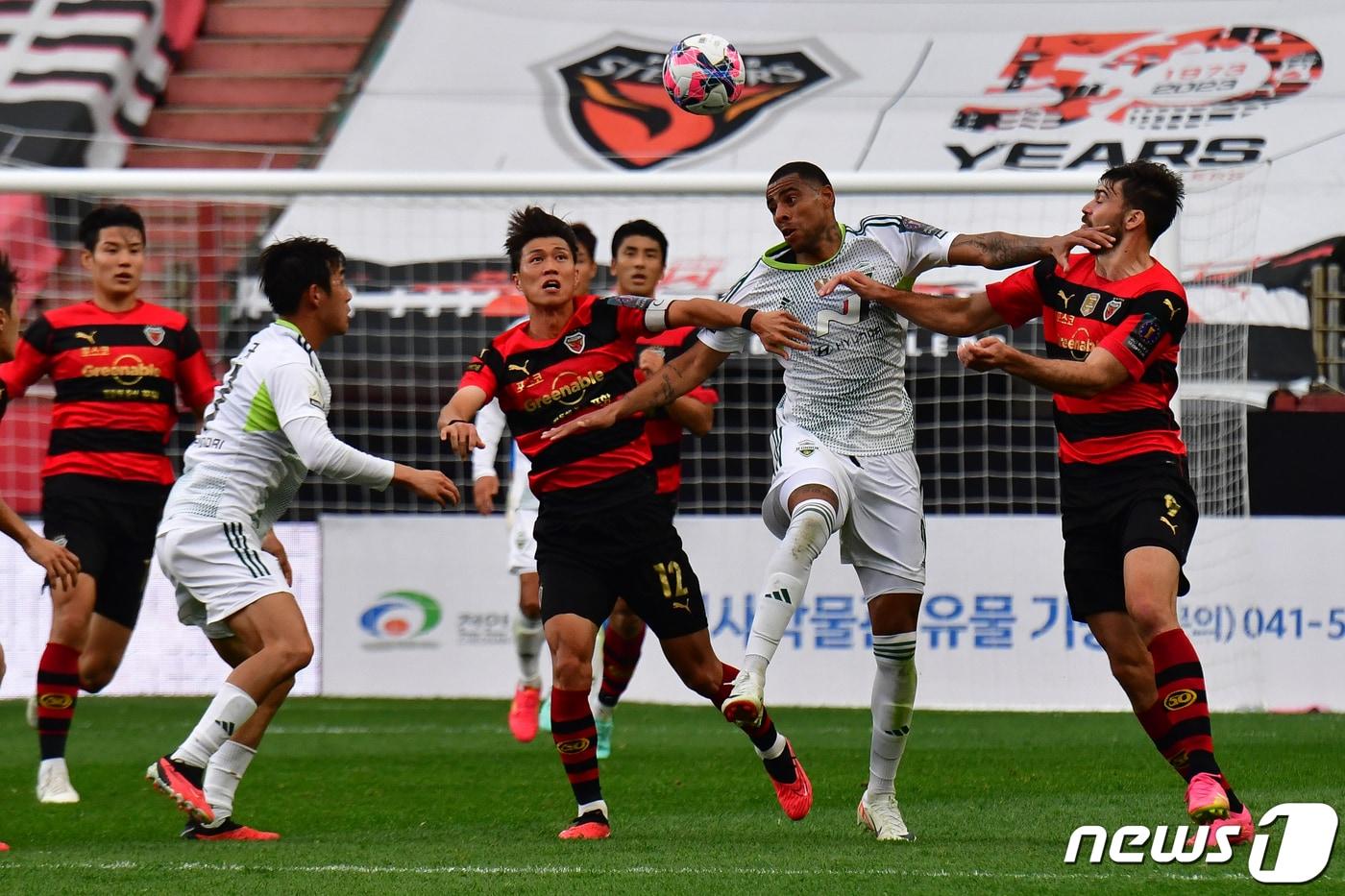 4일 포항스틸야드에서 열린 프로축구 &#39;2023 하나원큐 대한축구협회&#40;FA&#41;컵, 포항스틸러스와 전북현대의 결승전에서 전북 구스타보가 포항 김승대와 제카 수비에 막히고 있다. 2023.11.4/뉴스1 ⓒ News1 최창호 기자