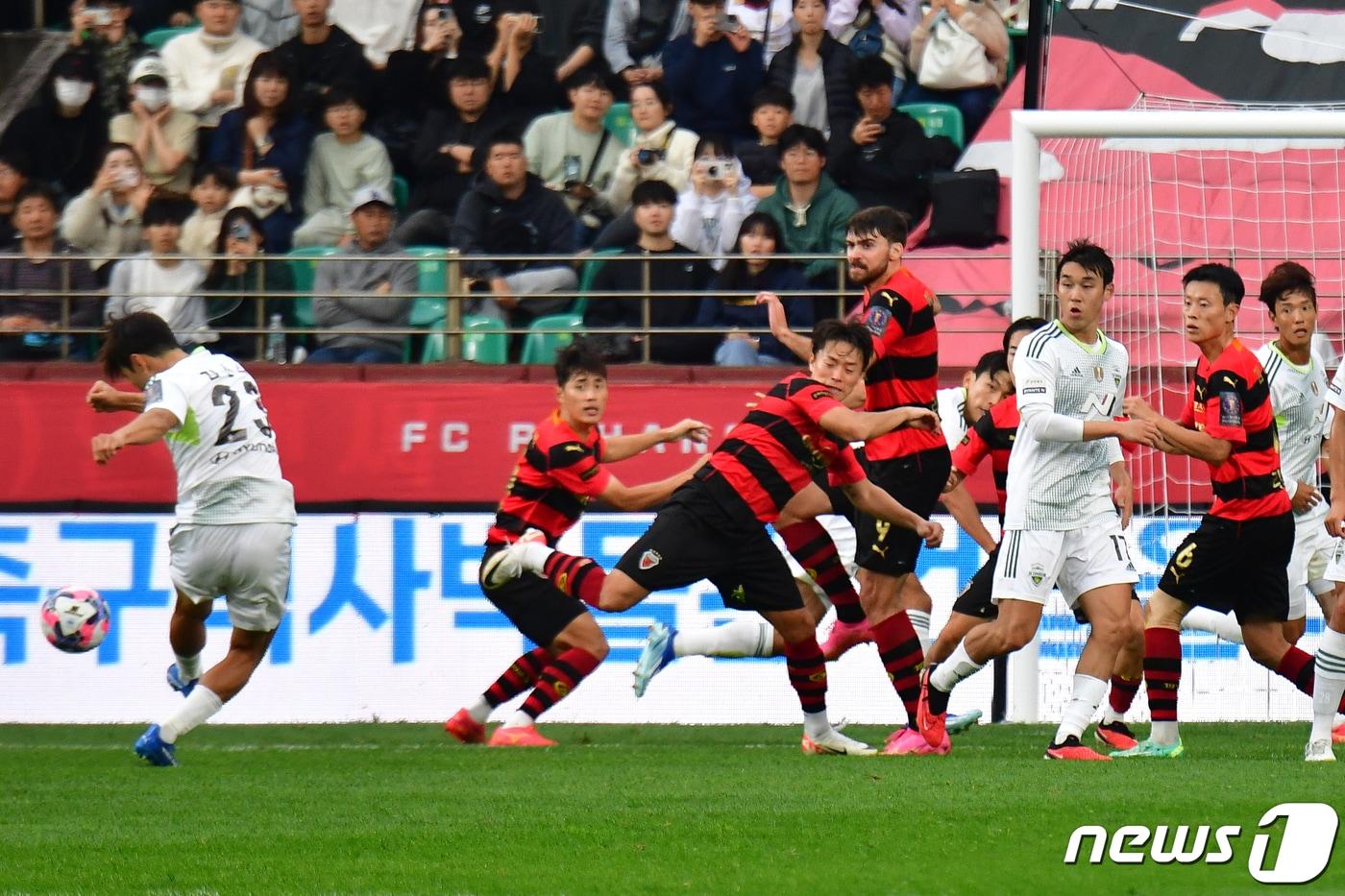 4일 포항스틸야드에서 열린 프로축구 &#39;2023 하나원큐 대한축구협회&#40;FA&#41;컵, 포항스틸러스와 전북현대의 결승전에서 전북 김진수가 포항 문전에서 프리킥하고 있다. 2023.11.4/뉴스1 ⓒ News1 최창호 기자