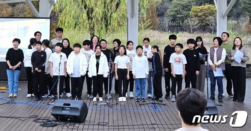 4일 오후 전북 전주시 에코시티 세병호공원 공연장에서 진안 부귀초 ‘꿈드림 합창단’의 공연이 펼쳐졌다./뉴스1