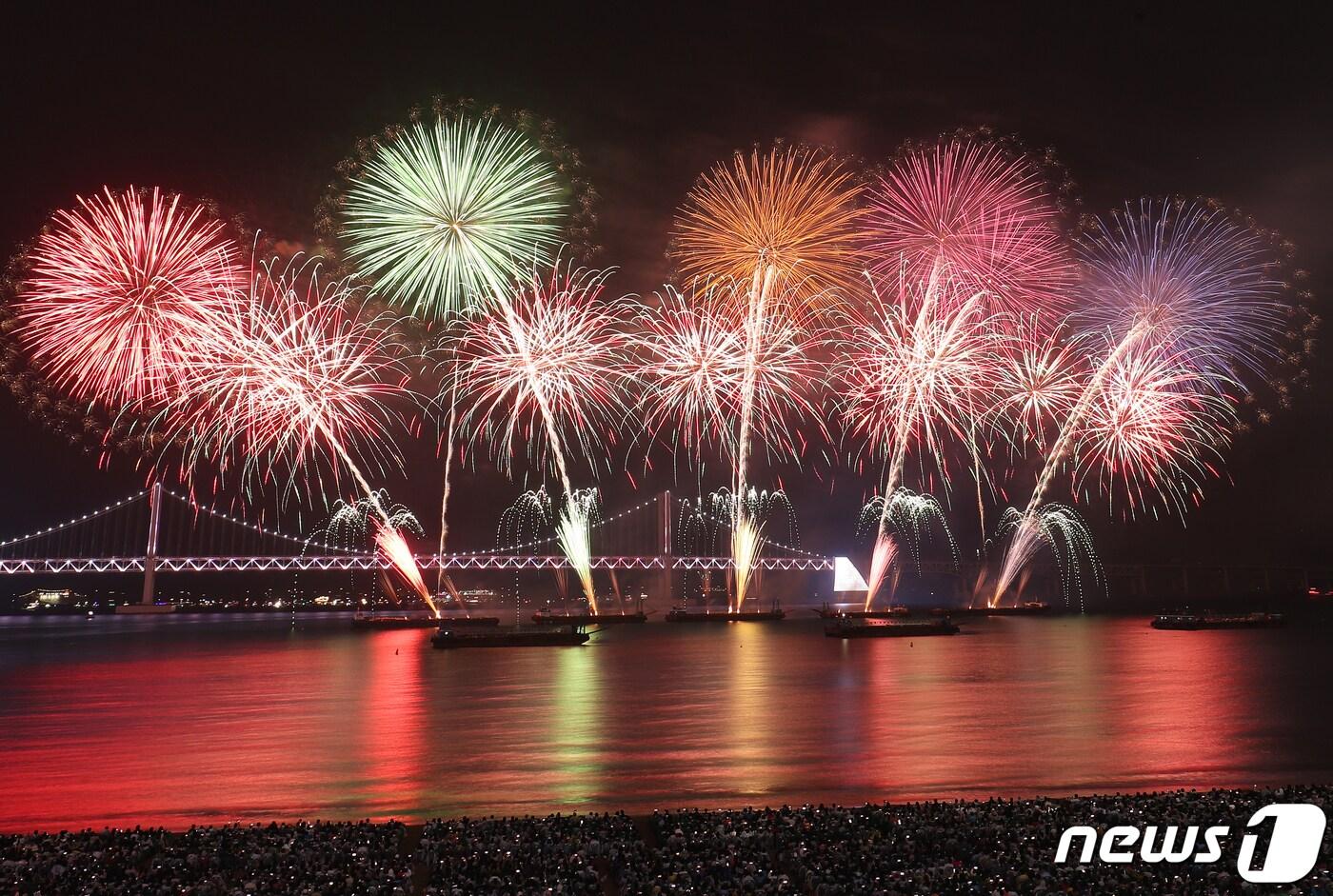 4일 오후 부산 수영구 광안리해수욕장 일대에서 열린 &#39;제18회 부산불꽃축제&#39;에서 화려한 불꽃이 부산 밤바다를 수놓고 있다. 2023.11.4/뉴스1 ⓒ News1 윤일지 기자