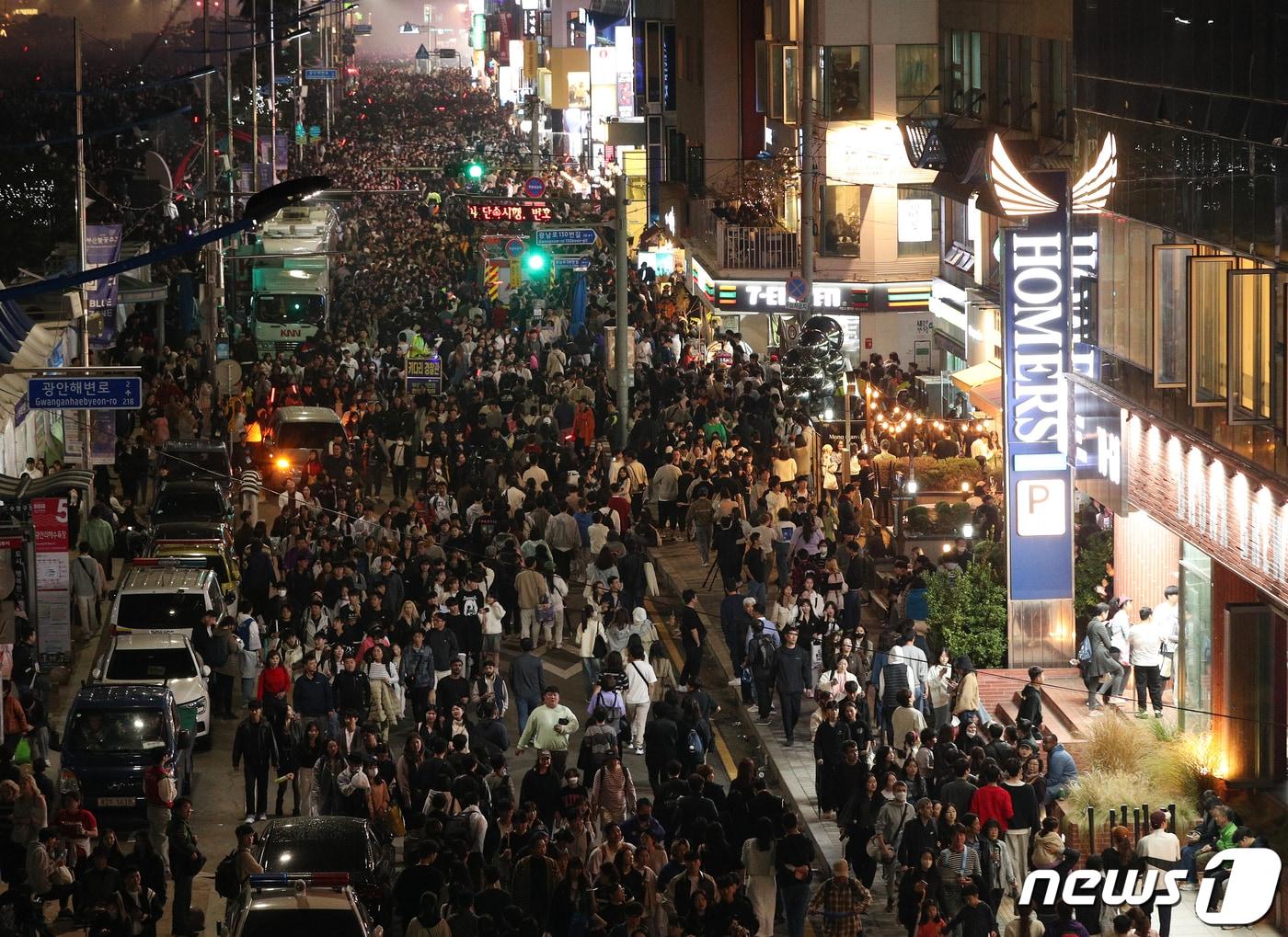 부산 수영구 광안리해수욕장 일대에서 열린 &#39;제18회 부산불꽃축제&#39;를 찾은 관람객들이 관람을 마치고 빠져나가고 있다. 2023.11.4/뉴스1 ⓒ News1 윤일지 기자